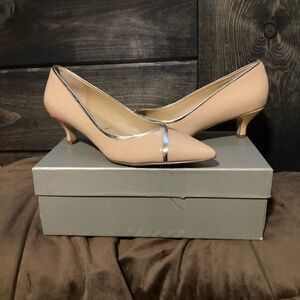 Trotters Nude Kitten Heels with Gold Accent, new in box, size 6.5, comfortable